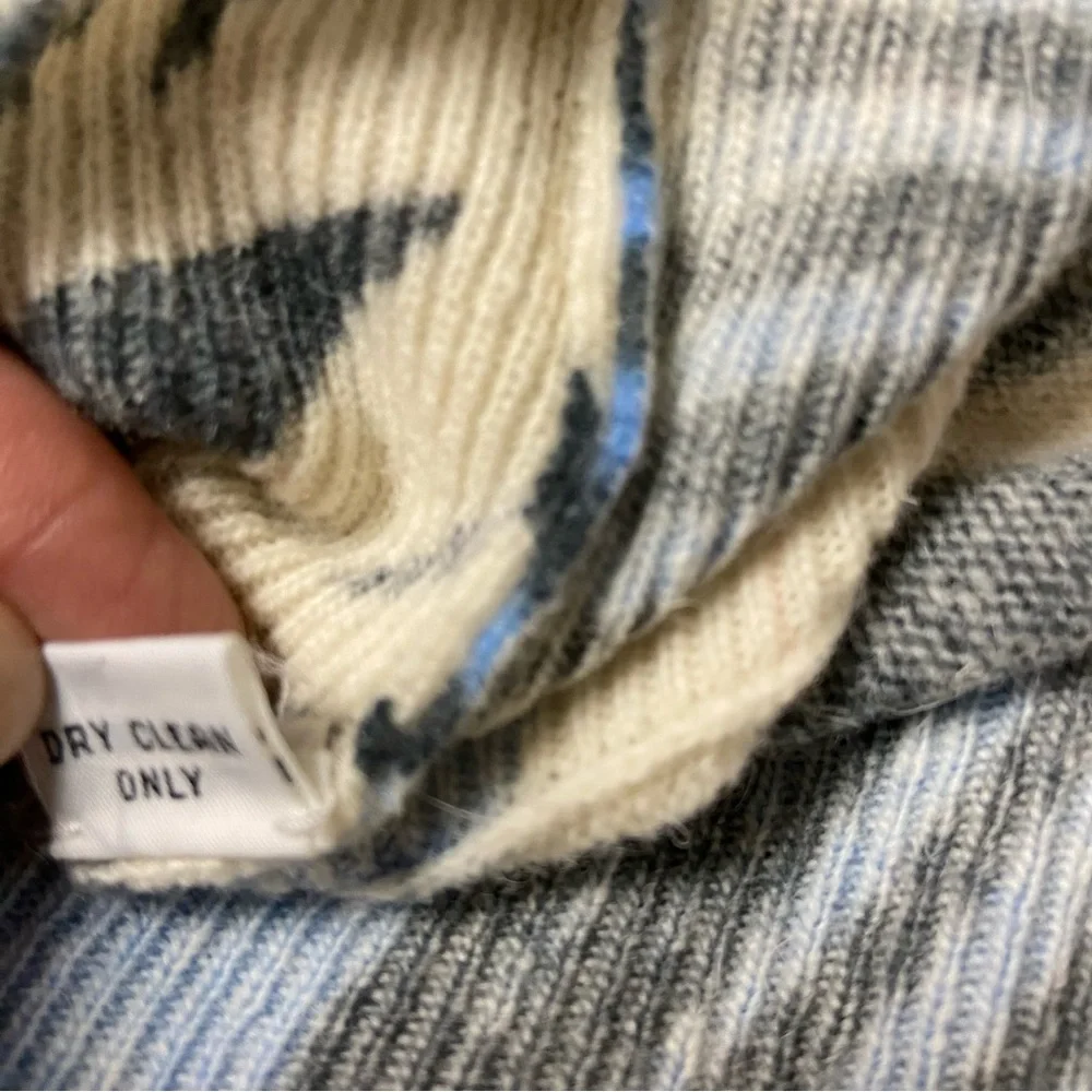Abstract Patterned Crew Neck Sweater - Picture 9 of 13